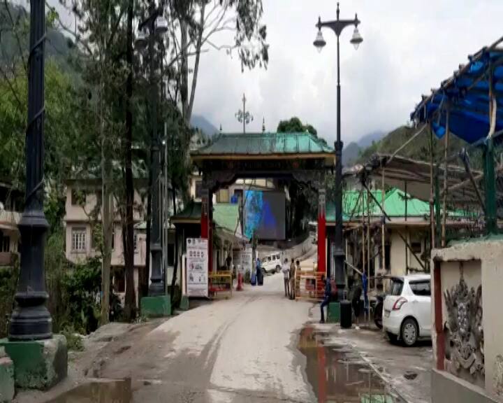 দলে দলে ফিরছেন পর্যটকরা। সিকিমে ঢোকার পথ আপাতত বন্ধ হয়ে যাওয়ায়, সমস্যায় পড়েছেন কালিম্পংয়ের সীমানা এলাকার বাসিন্দারা।