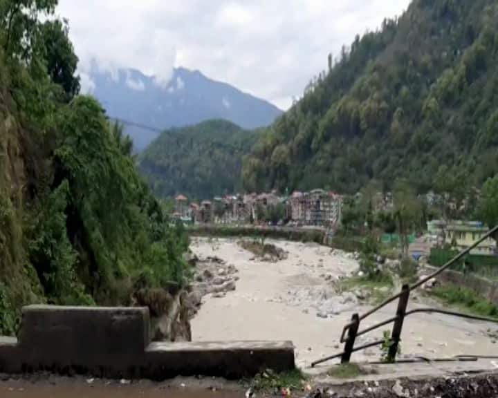 অন্যান্য রাজ্যের মতো এখনও অবধি অতটা ভয়ঙ্কর না হলেও, করোনা ভাইরাসের দ্বিতীয় ঢেউ আছড়ে পড়েছে সিকিমেও। হিমালয়ের কোলে অবস্থিত রাজ্যে গত এক সপ্তাহে প্রতিদিন ২০০-র বেশি মানুষ আক্রান্ত হয়েছেন।