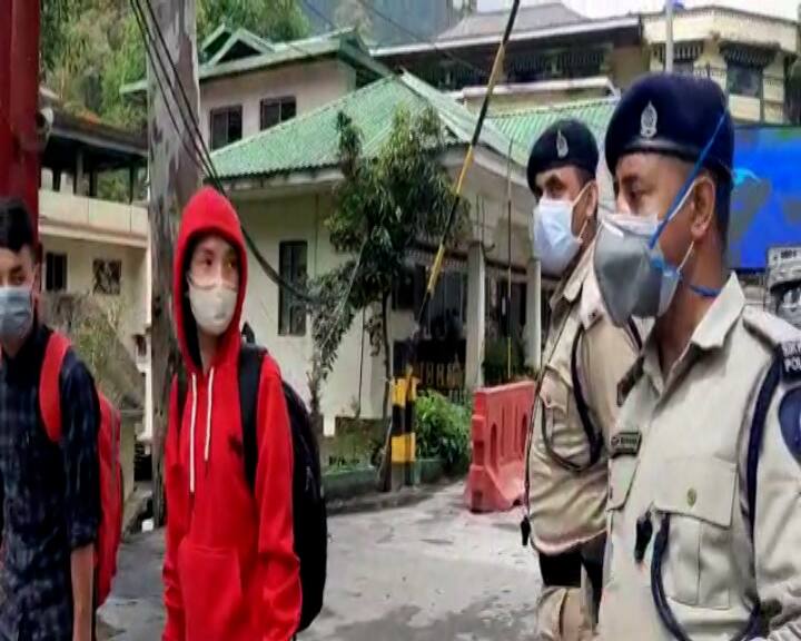 সিকিমে ঢোকার সব রাস্তা এখন বন্ধ। অন্য রাজ্য থেকেও প্রবেশ নিষিদ্ধ করা হয়েছে।  এর জেরে সমস্যায় পড়েছেন কালিম্পংয়ের সিকিম সীমানা লাগোয়া এলাকার বাসিন্দারা।