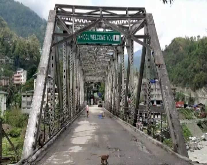 এভাবেই করোনার বিরুদ্ধে যুদ্ধ চলছে কালিম্পংয়ে। অপরূপ প্রকৃতি আর সাদা অর্কিডের জন্য বিখ্যাত জেলা এখন ভাইরাসের ভয়ে নিঝুম।