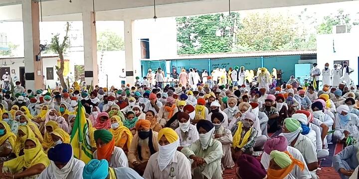 ਉਨ੍ਹਾਂ ਪ੍ਰਸ਼ਾਸਨ ਨੂੰ ਵੀ ਚੇਤਾਵਨੀ ਦਿੱਤੀ ਕਿ ਜੇਕਰ ਕਿਸੇ ਵੀ ਦੁਕਾਨਦਾਰ 'ਤੇ ਮਾਮਲਾ ਦਰਜ ਕੀਤਾ ਤਾਂ ਉਹ ਪ੍ਰਸ਼ਾਸਨ ਦਾ ਡਟ ਕੇ ਵਿਰੋਧ ਕਰਨਗੇ। ਉਨ੍ਹਾਂ ਕਿਹਾ ਕਿ ਅਸੀਂ ਖੁਦ ਜਾਣਦੇ ਹਾਂ ਕਿ ਕੋਰੋਨਾ ਤੋਂ ਬਚਣ ਲਈ ਮਾਸਕ ਤੇ ਸੈਨੀਟਾਇਜ਼ਰ ਦੀ ਵਰਤੋਂ ਕਰਨੀ ਜ਼ਰੂਰੀ ਹੈ ਤੇ ਅਸੀਂ ਸਾਰੇ ਕਰ ਵੀ ਰਹੇ ਹਾਂ। ਉਨ੍ਹਾਂ ਕਿਹਾ ਅੱਜ ਜੋ ਮੌਤਾਂ ਹੋ ਰਹੀਆਂ ਹਨ ਉਹ ਕੋਰੋਨਾ ਕਰਕੇ ਨਹੀਂ ਸਗੋਂ ਸਰਕਾਰ ਦੀਆਂ ਸਿਹਤ ਸਹੂਲਤਾਂ ਦੀਆਂ ਕਮੀਆਂ ਕਰਕੇ ਹੋ ਰਹੀਆਂ ਹਨ।