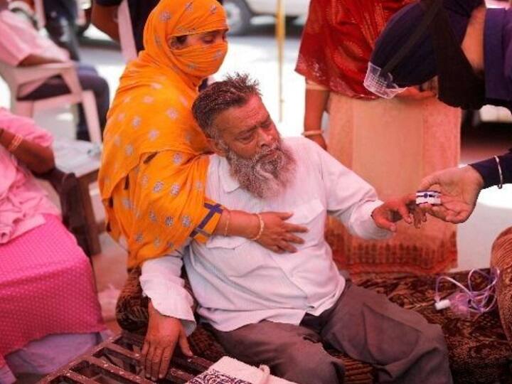 ஆக்சிஜன் அளவை பரிசோதிக்கும் மருத்துவர்; இதனால் நோயாளிகள் பாதுகாப்பு உறுதி செய்யப்படுகிறது