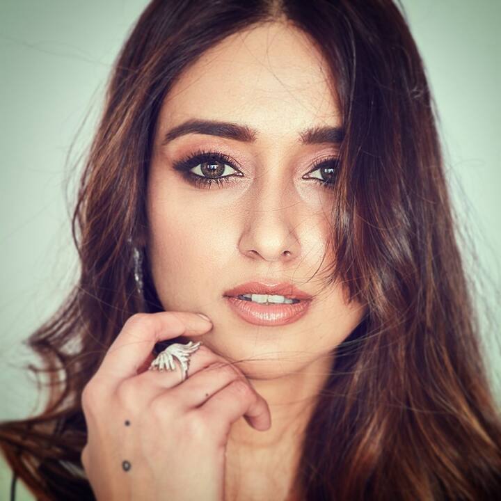 Ileana d'cruz - साउथ से बॉलीवुड तक का सफर तय कर चुकीं इलियाना अजय देवगन से लेकर वरुण धवन तक के साथ स्क्रीन शेयर कर चुकी हैं. वो जितनी खूबसूरत हैं उतनी ही स्टाइलिश और ग्लैमरस भी हैं. इंडस्ट्री में उन्हें 8 साल हो चुके हैं लेकिन अभी भी उन्हें वो कामयाबी नहीं मिली है जितनी उन्हें मिलनी चाहिए थी. (फोटो - सोशल मीडिया)