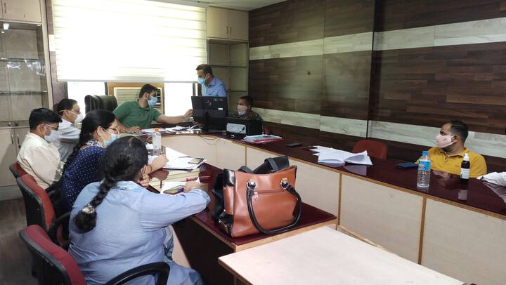 Jammu Industry Department has created a warroom to help patients For oxygen ANN जम्मूः उद्योग विभाग ने मरीजों तक ऑक्सीजन पहुंचाने के लिए बनाया वॉररूम