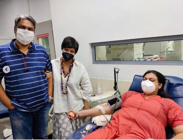 নিজের দুই বন্ধুকেও নিয়ে গিয়েছিলেন স্বস্তিকা। প্রত্যেকেই রক্ত দিয়েছেন। সেই সমস্ত ছবিও শেয়ার করেছেন তিনি।