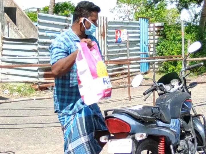 கட்டை பை நிறைய வாங்கிச் சென்று அடுத்த 2 வாரத்தை சமாளிக்க திட்டமிட்டிருக்கிறாராம் இவர்.