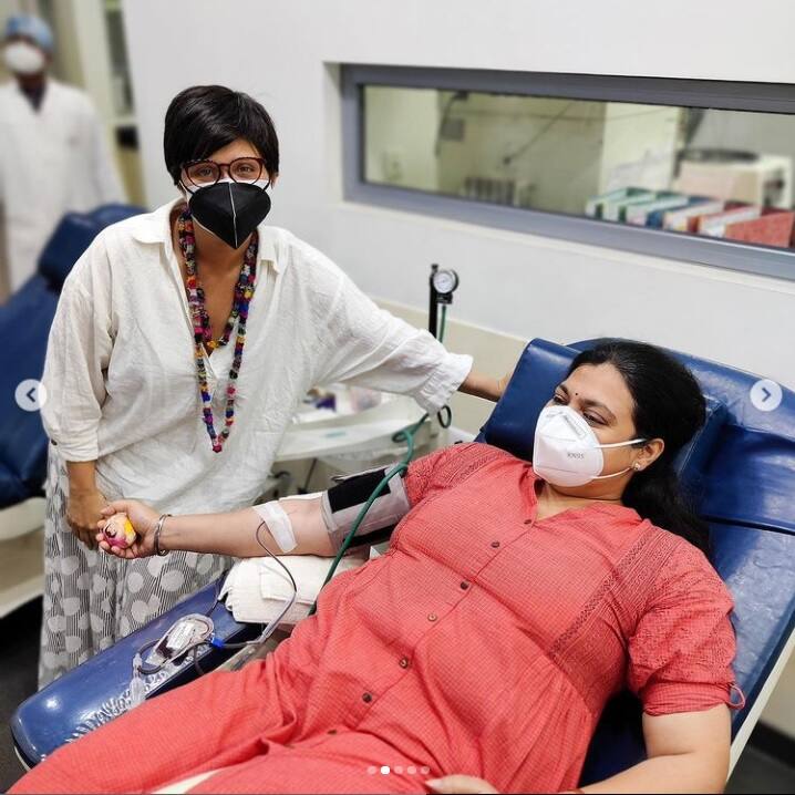 স্বস্তিকা মুখোপাধ্যায়ের প্রোফাইল খুললেই এখন কেবল বেড, অক্সিজেন ও খাবারের খোঁজ। করোনা পরিস্থিতিতে মানুষের দিকে সাহায্যের হাত বাড়িয়ে দিয়েছেন টলিপাড়ার বিভিন্ন তারকা। সৃজিত মুখোপাধ্যায় থেকে বিরসা দাশগুপ্ত, সবাই খোঁজ দিচ্ছেন কোথায় কী কী বেড খালি আছে। অনেকে আবার ব্যবস্থা করেছেন অক্সিজেনেরও।
