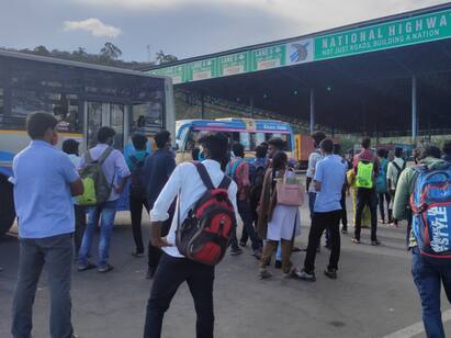 Chennai residents returning to the southern districts TN Complete Lockdown: தென் மாவட்டங்களுக்கு திரும்பும் சென்னைவாசிகள் நிரம்பி வழியும் பரனூர் சுங்கச்சாவடி