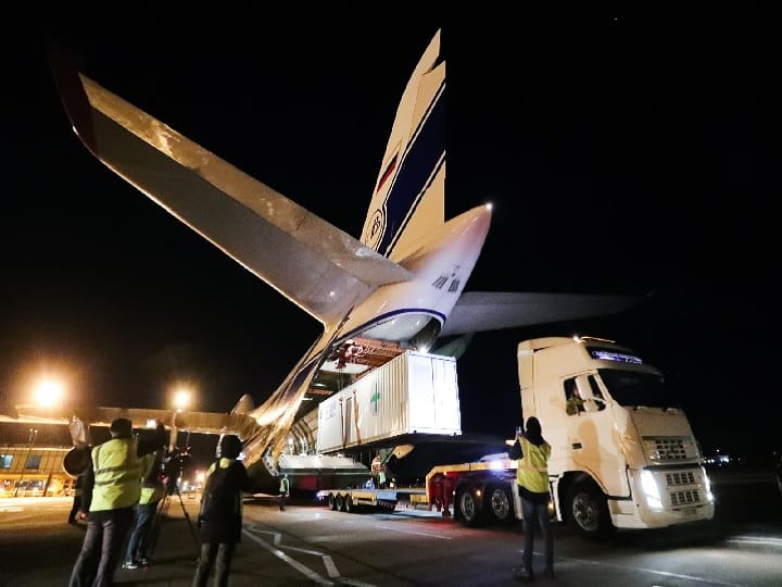 Worlds largest cargo plane with 3 oxygen generators and 1000 ventilators departs for India , flight from uk दुनिया के सबसे बड़े कार्गो प्लेन में भारत आ रहे 3 ऑक्सीजन जनरेटर और 1000 वेंटिलेटर, ब्रिटेन से भरी उड़ान   