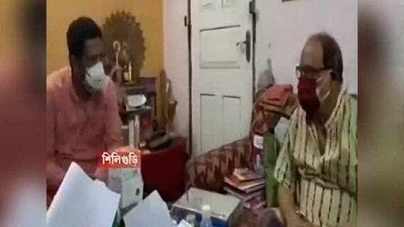 শিলিগুড়িতে অশোক ভট্টাচার্যের বাড়িতে শঙ্কর ঘোষ, পা ছুঁয়ে প্রণাম করলেন বিজেপি বিধায়ক
