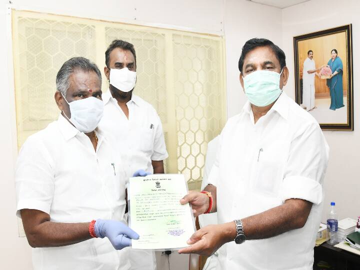 கொங்கு வெற்றியாளர்களில் ஒருவரான அம்மன் கே.அர்ஜூனன், முன்னாள் முதல்வரிடம் தன்னுடைய சான்றிதழை வழங்கினார்.