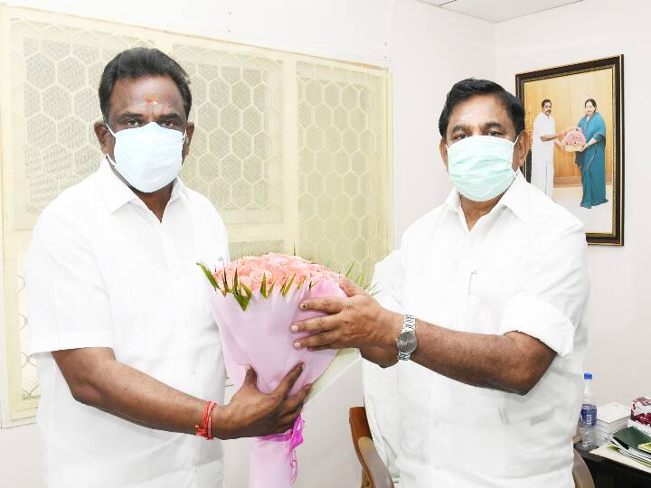 முன்னாள் முதல்வர் எடப்பாடி பழனிச்சாமிக்கு பூங்கொத்து கொடுக்கும் சேகர் எம்.எல்.ஏ.,