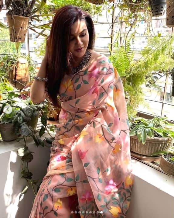 জয়ার এই ছবিতে নেটিজেনদের প্রশংসা উপচে পড়ছে। একেবারে সনাতনী সাজে জয়াকে দেখে মুগ্ধ সবাই।