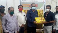 ठाणे-मुंबईत आरोग्य कर्मचाऱ्यांना आंब्याच्या पेट्या भेट, पत्रकार संदीप आचार्य मित्रमंडळाचा उपक्रम