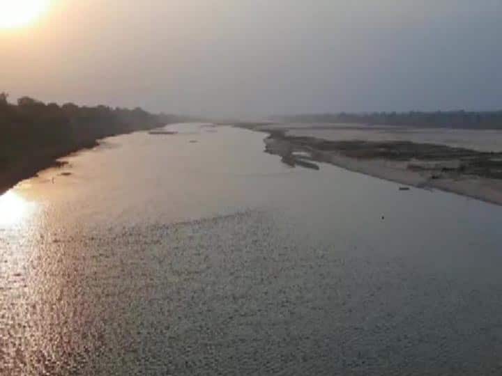 Some corpses were found floating in river Yamuna in Hamirpur investigation begins हमीरपुर: यमुना नदी में कई लाशों के मिलने से हड़कंप, कोरोना संक्रमण से मौत की आशंका