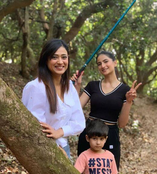 श्वेता तिवारी दो बच्चों की मां हैं. उनकी बड़ी बेटी पलक चौधरी और बेटे का नाम रेयांश कोहली है. हाल ही में श्वेता खतरों के खिलाड़ी के लिए केप्टाउन चली गई हैं.