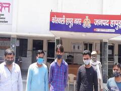 हापुड़: कपड़े की दुकान पर मिली भीड़, पुलिस ने मालिक समेत पांच लोगों को किया गिरफ्तार