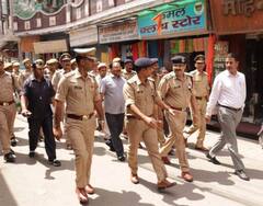 Amroha में दिखी पुलिस की सख्ती, खरीददारी करने आए लोगों पर चलाए लाठी-डंडे