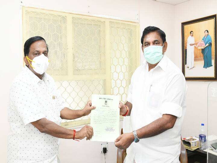 கன்னியாகுமரி மாவட்டத்தில் வெற்றி பெற்ற தளவாய் சுந்தரம் , தனது வெற்றிச் சான்றிதழை எடப்பாடி பழனிச்சாமியிடம் வழங்கினார்
