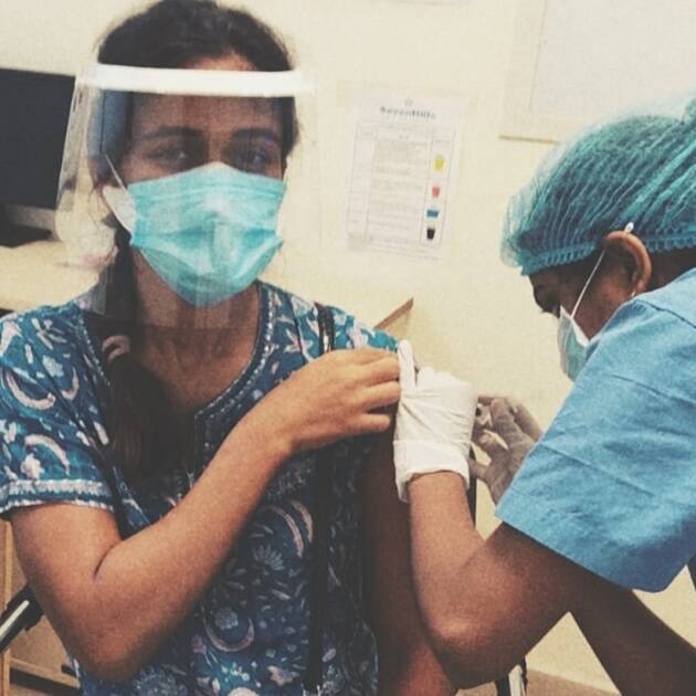 एक्ट्रेस प्रेरणा वंदवारी ने पहली जैब लेते हुए तस्वीर शेयर की और लिखा,