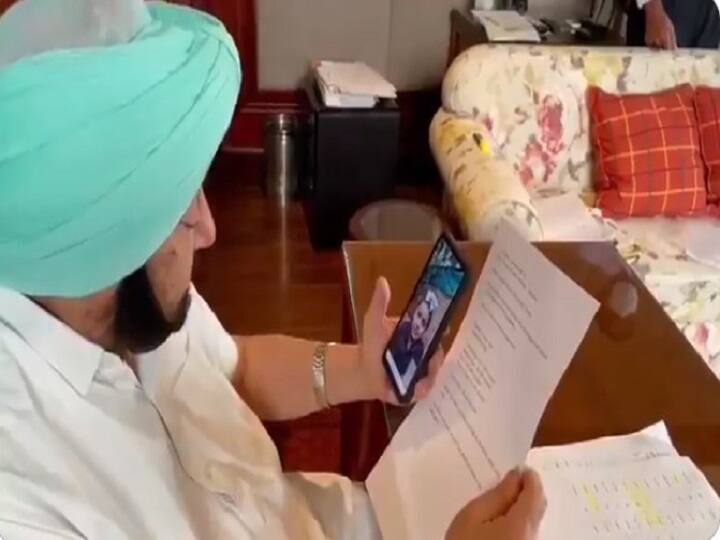 सड़क पर जुराब बेचने वाले लड़के की मदद के लिए आगे आए CM अमरिंदर सिंह, पढ़ाई का खर्चा उठाएगी सरकार CM Amarinder Singh came forward to help the boy who sells socks on the road, the government will bear the expenses of education सड़क पर जुराब बेचने वाले लड़के की मदद के लिए आगे आए CM अमरिंदर सिंह, पढ़ाई का खर्चा उठाएगी सरकार