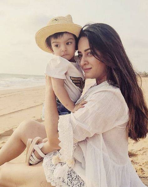 एक्ट्रेस माही विज भी ऐसी ही एक्ट्रेस हैं. वह अपनी बेटी तारा के साथ अक्सर तस्वीरें शेयर करती रहती हैं. इसमें वह बेहद खूबसूरत लग रही हैं.