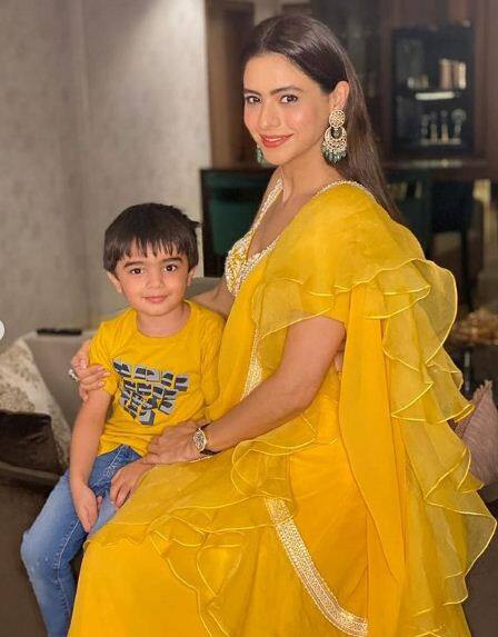 टीवी सीरियल 'कसौटी जिंदगी के 2' एक्ट्रेस आमना शरीफ की गिनती भी ऐसी एक्ट्रेस में होती है. वह अरायन कपूर की मां हैं, बावजदू इसके उन्होंने खुद को फिट रखा हुआ है.