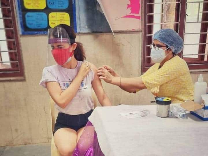 एक्ट्रेस राधिका मदान ने कोविड-19 वैक्सीन सेंटर से अपनी एक तस्वीर शेयर की है. इसमें वह टीका लगवाते हुए दिख रही हैं. इस तस्वीर को शेयर करते हुए उन्होंने लोगों से वैक्सीन लगवाने की अपील की है.