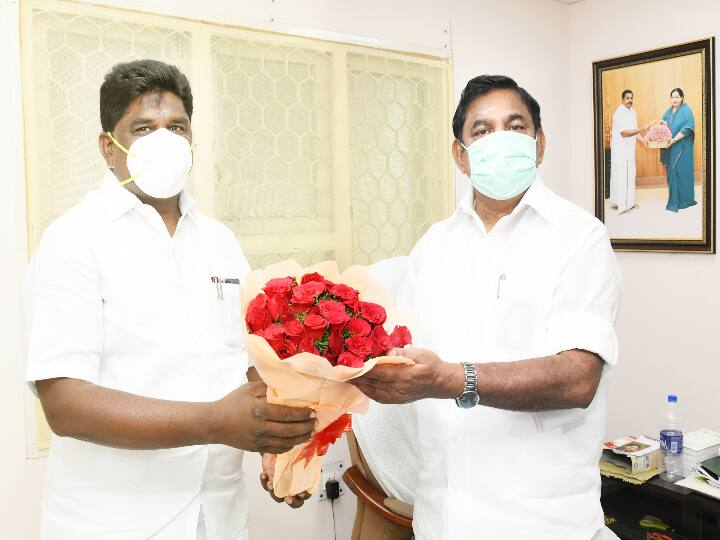 சிவகங்கை தொகுதியில் வெற்றி பெற்ற செந்தில்நாதன், எடப்பாடி பழனிச்சாமிக்கு பூங்கொத்து கொடுத்து ஆசி பெற்றார்.