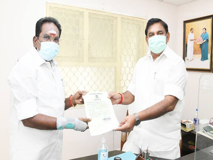 தனது வெற்றிச் சான்றிதழை வழங்கும் முன்னாள் அமைச்சர் செல்லூர் கே.ராஜூ