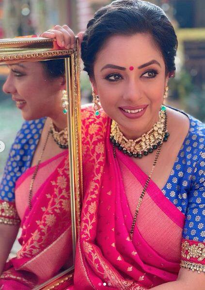 टीवी एक्ट्रेस रूपाली गांगुली ने इस बीच अपने फैन्स के लिए एक तस्वीर शेयर की है. ये तस्वीर तेजी से वायरल भी हो रही है क्योंकि इसमें वह बिल्कुल अलग नजर आ रही हैं.