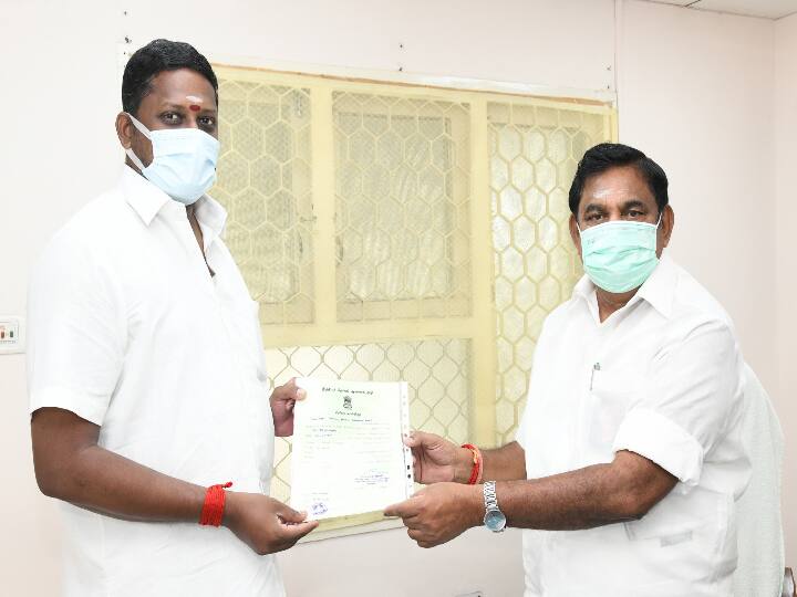 சட்டமன்ற உறுப்பினர் கிருஷ்ணாமுரளி, தனது வெற்றிச் சான்றிதழை அதிமுக இணை ஒருங்கிணைப்பாளரிடம் வழங்கினார்.