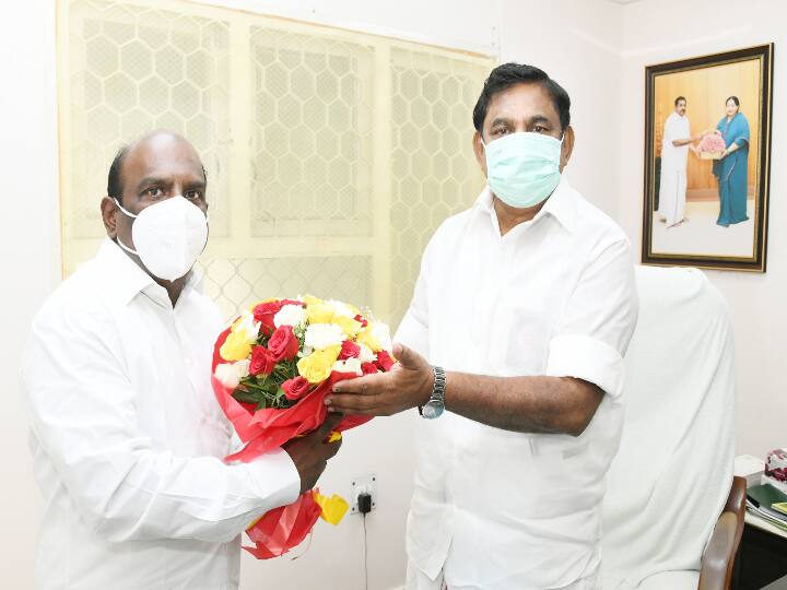 சட்டமன்ற உறுப்பினர் மனோஜ் கே.பாண்டியன் தனது வெற்றிக்கு பின் எடப்பாடி பழனிச்சாமிக்கு மலர் கொத்து கொடுத்தார்.