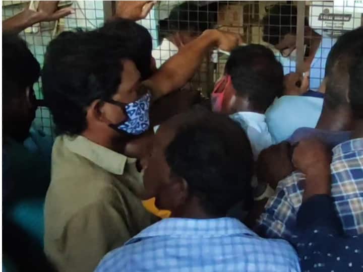 கடையை உடனே அடைத்துவிடுவார்கள் என கருதி, வாங்க முண்டியடித்த குடிமகன்கள்