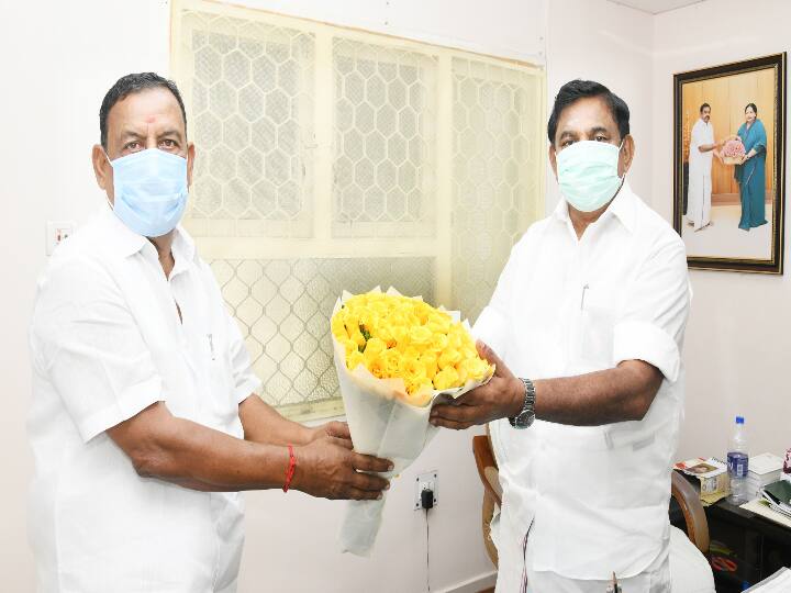 முன்னாள் அமைச்சர் ஓ.எஸ்.மணியன் பூங்கொத்து கொடுக்க எடப்பாடி பழனிச்சாமி பெற்றுக்கொண்டார்.