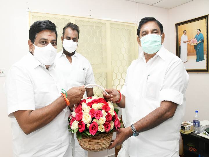 முன்னாள் அமைச்சர் உடுமலை ராதாகிருஷ்ணன் பூங்கொத்து கொடுத்து முன்னாள் முதல்வர் எடப்பாடியிடம் வாழ்த்து பெற்றார்
