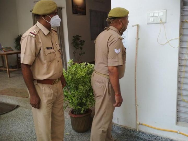 भाप लेने के लिए यूपी पुलिस ने बनाया 'जुगाड़', प्रेशर कुकर में फिट किया पाइप