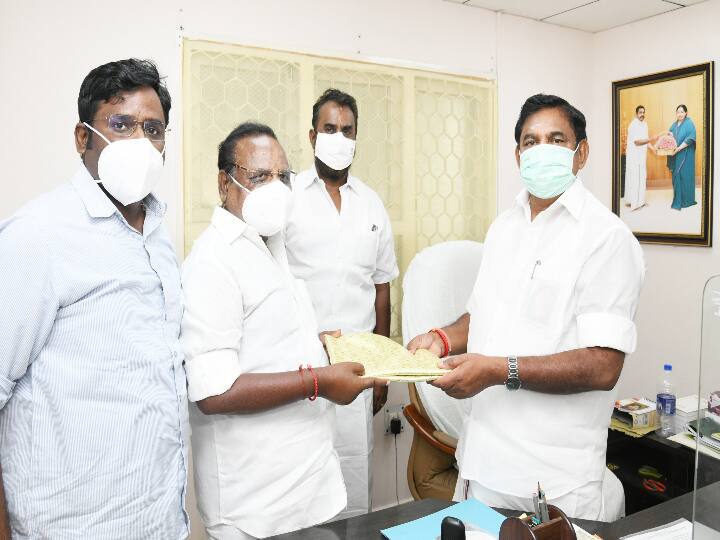 முன்னாள் சபாநாயகர் என்.தனபால், முன்னாள் முதல்வருக்கு சால்வை வழங்கினார்.
