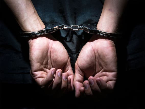 UP: नाबालिग साली को भगाकर ले जा रहा सिपाही गिरफ्तार, पुलिस ने घेराबंदी कर धर दबोचा UP: नाबालिग साली को भगाकर ले जा रहा सिपाही गिरफ्तार, पुलिस ने घेराबंदी कर धर दबोचा
