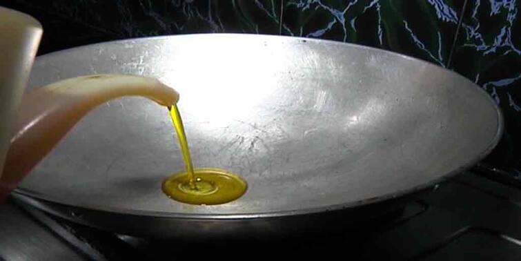 Mustard Oil and other cooking oil Price Hike মধ্যবিত্তর হেঁশেলে বড়সড় ধাক্কা, আকাশছোঁয়া দাম সরষের তেলের