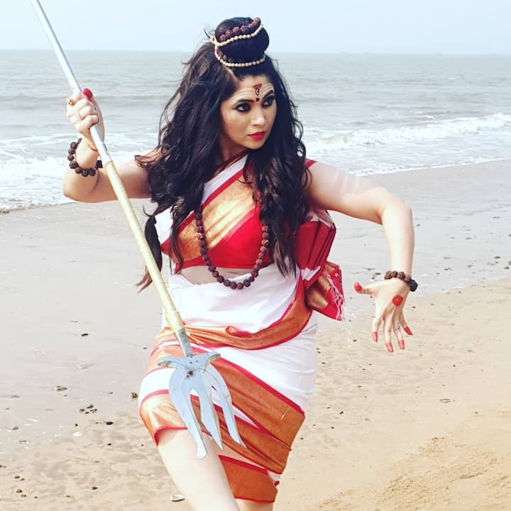दीपालीने नालंदा विद्यापीठातून फाईन आर्ट्सची पदवी घेतली आहे.