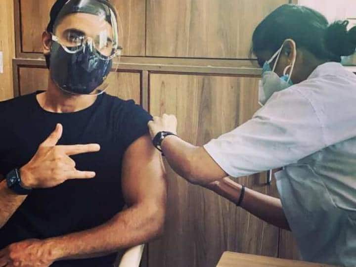 एक्टर पुलकित सम्राट ने भी कोरोना वैक्सीन की पहली डोज लेते वक्त की एक तस्वीर शेयर की. उन्होंने तस्वीर शेयर करते हुए लिखा,