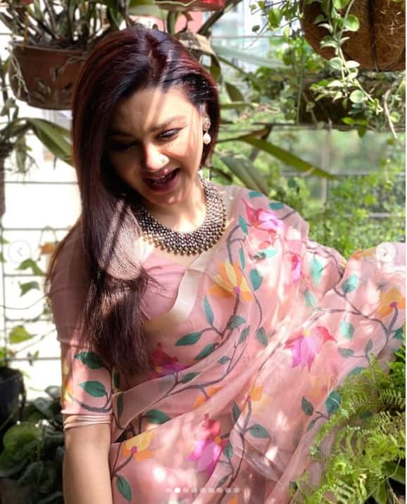 সম্প্রতি একরাশ শালুক ফুল হাতে নিয়ে একটি ছবি শেয়ার করেছিলেন তিনি। হালকা মেক আপে সেই ছবিতে জয়া যেন পাশের বাড়ির মেয়ে।