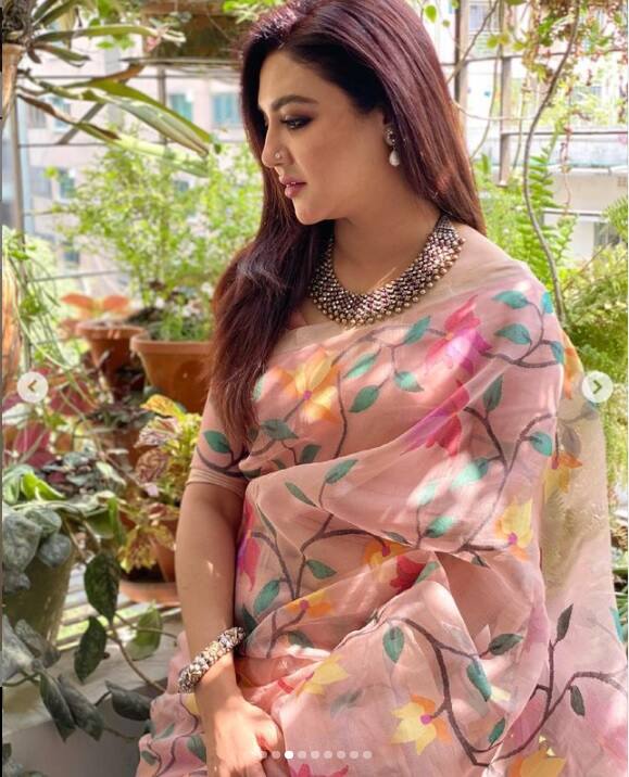 নববর্ষে সোশ্যাল মিডিয়ায় শুভেচ্ছা জানাতে গিয়ে জয়া তুলে ধরেছিলেন করোনা পরিস্থিতির কথা। ভার্চুয়াল সেই শুভেচ্ছাবার্তায় জয়া সাবধানবাণীও দিয়েছিলেন।