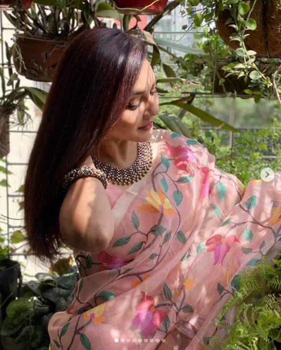 জয়া আহসান দুই বাংলারই নায়িকা। বাংলাদেশের মেয়ে জয়া টলিউডে নিজের জায়গা পাকা করে ফেলেছেন ইতিমধ্যেই। অন্যদিকে বাংলাদেশেও কাজ করছেন চুটিয়ে।