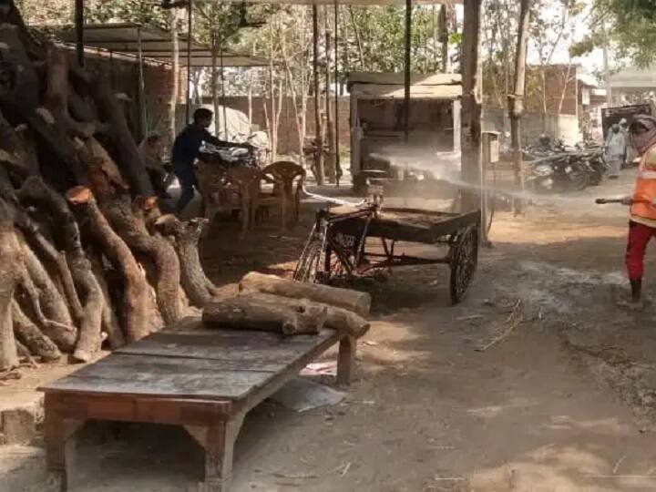Ballia Nagar Palika Parishad Chairman reached crematorium did Sanitization work among burning bodies ann बलिया: श्मशान घाट पहुंचे नगर पालिका परिषद के चेयरमैन, जलते शवों के बीच किया ये काम  