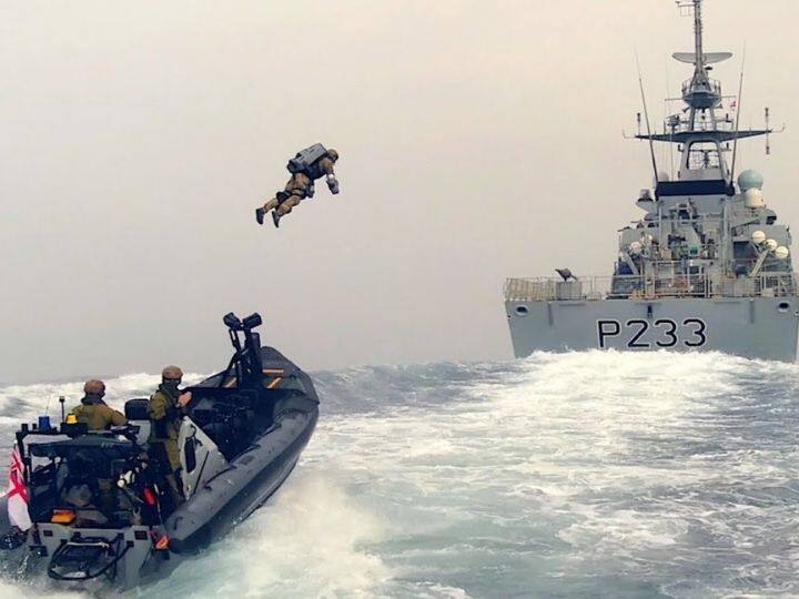 British Marine Royals jet pack demonstration at sea, leaping into the air like Iron Man British Royals Jet Pack Test : ब्रिटिश मरिन रॉयल्सची समुद्रात जेट पॅक प्रात्यक्षिकं, 'आयर्न मॅन'सारखी घेतली हवेत झेप!