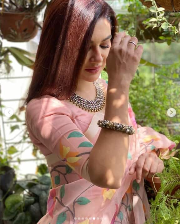 কখনও বাড়ির বাগান, কখনও সদ্য তোলা ফসল আবার কখনও একরাশ শাপলা, লকডাউনে প্রকৃতির মধ্যেই যেন শান্তি খুঁজে পেয়েছেন জয়া।