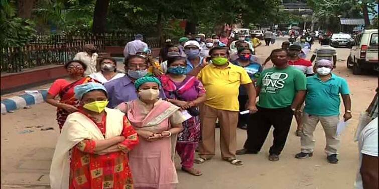 Kolkata Medical College Protest over vaccination Kolkata Medical College Protest: 'সকাল থেকে লাইনে দাঁড়িয়েও ভ্যাকসিন মেলেনি', বেনিয়মের অভিযোগে বিক্ষোভ কলকাতা মেডিক্যালে