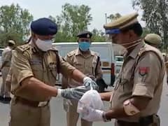 नोएडा: ड्यूटी कर रहे पुलिस कर्मियों के बीच पहुंचे कमिश्नर आलोक सिंह, कही बड़ी बात 